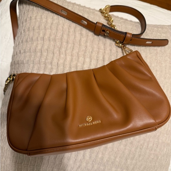 Michael Kors Tan Leather Shoulder Bag with Gold Chain - Picture 2 of 7